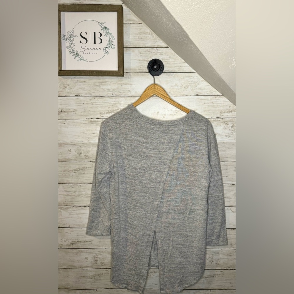 Super cute slit back RD Style shirt